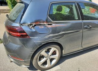 Dr Schaden am Golf ist erheblich, die Polizei sucht nach dem Verursacher. Foto: Polizei