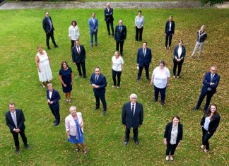 Gruppenfoto mit Vorstand und Abstand (von links): Erste Reihe: Jürgen Uthmann, Christiane Heip, Lutz Uwe Magney, Regina Konstantinidis, Saskia Göritz; zweite Reihe: Gabriele Hötte, Annette Kammer, Markus Lettieri, Ute Heimann, Andreas Otto; dritte Reihe: Britta Gawens, Markus Dabringhausen, Beate Schultes, Derin Vardar, Sonja Engels; letzte Reihe: Sören Diehl, Heike Laport, Manfred Stark, Personalchef Thomas Willczek, Markus Kortwig, Tina Thiels, Simone Nimmerrichter, Heike Dillbohner. Foto: Volksbank/Bettina Osswald