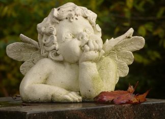 Eine Engelsfigur auf einem Friedhof. Symbolfoto: pixabay
