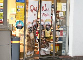 Gewaltsam brachen die Täter die Glastür auf, um in die Verkaufsräume zu gelangen. Foto: Polizei