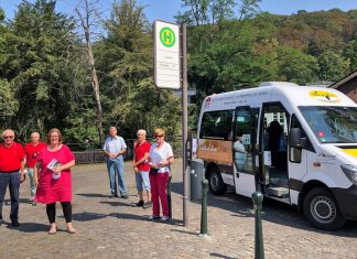 "Frauen sind die besseren Fahrerinnen", meint MdB Kerstin Griese (3.v.l.), hier mit einigen Mitglieder des Bürgerbusvereins. Foto: Büro Griese.