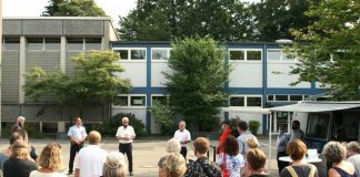 Beim Bürgerdialog diskutierten (v.l.) Thomas Eidmann von der Polizei, Landrat Thomas Hendele und Bürgermeister Thomas Dinkelmann mit betroffenen Anwohnern am Goethepark. Foto: Kreisstadt Mettmann