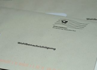 Eine Wahlbenachrichtigung liegt auf einem Tisch. Foto: pixabay