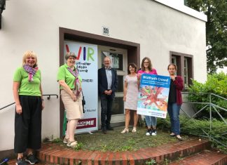 Mitgründer von der Initiative "WIR" mit Dina Sulewski (2. v. r.) von den Stadtwerken Wülfrath. Foto: Stadtwerke