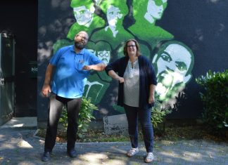 WüRG-Vorsitzender Matthias Freund und die Sozialstaatssekretärin Kerstin Griese bei der Corona-Begrüßung. Foto: Büro Griese