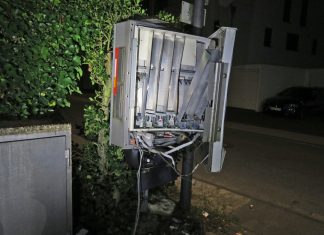 Unbekannte haben am Samstag diesen Zigarettenautomaten in Metzkausen gesprengt. Foto: Polizei
