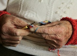 Eine Seniorin strickt. Foto: pixabay