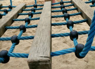 Auf Spielplätzen entdeckte Schäden können der Stadtverwaltung gemeldet werden. Symbolfoto: pixabay