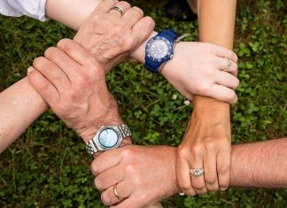 Menschen zeigen Zusammenhalt. Foto: pixabay