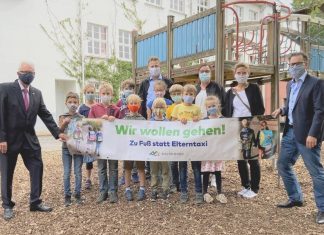 Landrat Thomas Hendele, Marcus Weikämper, Schulleiter der Gemeinschaftsgrundschule Gruiten, Schulamtsdirektorin Andrea Terwint, die Haaner Bürgermeisterin Dr. Bettina Warnecke und Sascha Becker, Leiter Verkehrssicherheit Kreis Mettmann, halten gemeinsam mit den Grundschülern das Banner. Foto: Kreis ME
