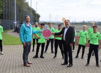 Bürgermeister Thomas Dinkelmann (r.) und Frithjof Gerstner, Kommunalbetreuer bei innogy Westenergie, waren zum Anfeuern der Teilnehmer am 13. Schulstaffellauf auf den Sportplatz am Heinrich-Heine-Gymnasium gekommen. Foto: Innogy