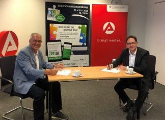 Hans-Dieter Clauser (links i Bild, BOB plus e.V.) und Karl Tymister (Agentur für Arbeit Mettmann) beim Unterzeichnen der Kooperationsvereinbarung für die BOB2020 online. Foto: Susanne Rutke/Arbeitsagentur