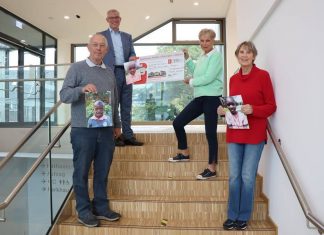 Peter Mentzen, Bürgermeister Klaus Pesch, Irmel Hinssen und Doris Jacobs (v.l.) bei der symbolischen Scheckübergabe im Rathaus mit den Bildern der drei Patenkinder der Stadt Ratingen, Ibrahim, Shureim und Shalom. Foto: Stadt Ratingen