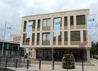 Ratingen zeigt Flagge: „Wir sind Fairtrade-Stadt!“-Fahnen weisen am Rathaus auf die erfolgreiche Titelerneuerung als Fairtrade-Stadt hin. Foto: Stadt Ratingen