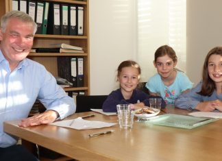 Lilly, Sophia und Charlotte waren zu Gast bei Bürgermeister Klaus Pesch. Foto: Stadt Ratingen