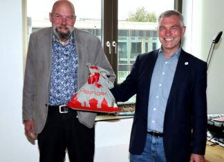 Andreas Schlimm (links), der immer wieder gern in die Rolle des Nikolaus schlüpft, bekam zu seinem Abschied aus dem Personalrat von Bürgermeister Pesch nun selbst einen Beutel mit süßen Kleinigkeiten geschenkt. Foto: Stadt Ratingen