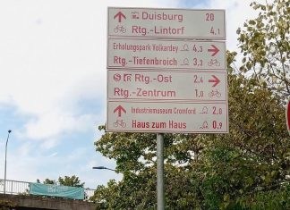 Für Radler in ganz NRW Standard: Rote Schrift auf weißem Grund. Foto: Stadt Ratingen