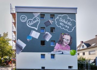 Die Wobau saniert ihre Häuser an der Schulstraße in Velbert. Ein Teil der Fassade ist schon fertig. Foto: Wobau