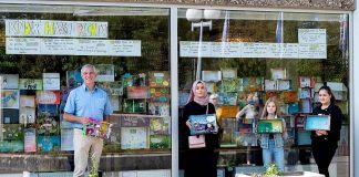 Rabab, Celina und Hajar (von rechts) haben ihre „Rappelkisten“ an Bürgermeister Klaus Pesch übergeben und schilderten, mit welchen Schwierigkeiten sie im Alltag zu kämpfen haben. Foto: Andreas Heller