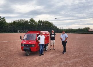 Die SPD beim Ortstermin: Kunstrasen für Velberts letzten Ascheplatz. Foto: SPD