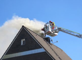 Aus dem Kamin drang dichter Rauch. Foto: Feuerwehr Heiligenhaus