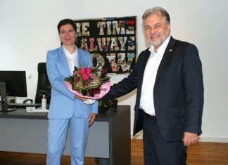 Bürgermeister Thomas Dinkelmann wünscht Jessica Llerandi Pulido für ihre neue Aufgabe als Geschäftsführerin des Evangelischen Krankenhauses Mettmann viel Erfolg. Foto: Kreisstadt Mettmann
