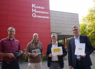 Jens Teller (stellv. Schulleiter), Horst Knoblich (Schulleiter), Andreas Ehrhard (Informatiklehrer), Michael Wiesenhöfer (Leiter des Schulamtes der Stadt Mettmann). Foto: KHG