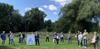 Landrat Thomas Hendele mit den Ausgezeichneten. Foto: Kreis ME