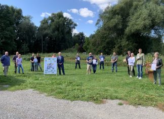 Landrat Thomas Hendele mit den Ausgezeichneten. Foto: Kreis ME