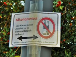 Die Themen Sicherheit und Alkoholkonsum in der Innenstadt werden in Wülfrath seit lange Zeit diskutiert - schon 2020 hatte man ein provisorisches Schild aufgehängt. Foto: Kling