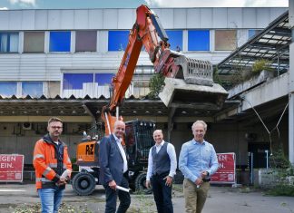 P&Z-Bauleiter Kai Mergel, Wirtschaftsförderer Wilfried Löbbert, Bürgermeister Dirk Lukrafka und Baudezernent Jörg Ostermann haben die Pläne für den Abriss der Hertie-Ruine und die spätere Nutzung des Standorts vorgestellt. Foto: Mathias Kehren