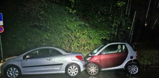 Nach dem Crash mit dem Kleinlaster wurde der Smart auf einen Peugeot geschoben. Foto: Polizei