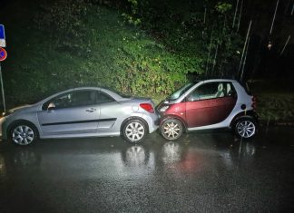Nach dem Crash mit dem Kleinlaster wurde der Smart auf einen Peugeot geschoben. Foto: Polizei