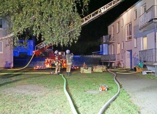 Die Ratinger Feuerwehr war bis in die Morgenstunden im Einsatz. Foto: Polizei