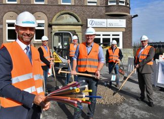 Die Stadtwerke Velbert bauen ihr Glasfasernetz weiter aus. Zum symbolischen Spatenstich trafen sich Stadtwerke Geschäftsführer Stefan Freitag, Schlüsselregion-Geschäftsführer Thorsten Enge, Jürgen Söbbing (Stadtwerke), Bürgermeister Dirk Lukrafka, Daniel Tombers (Firma Tombers) und Martin Kaczor (Stadtwerke). Foto: Mathias Kehren