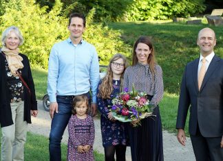 Maren Sojda-Stark wurde mit ihrem Mann Simon Sojda und den Töchtern Klara und Lina von Vorstandsmitglied Jutta Güth und dem 1. Vorsitzenden Gregor Neumann herzlich willkommen geheißen. Foto: BV Metzkausen