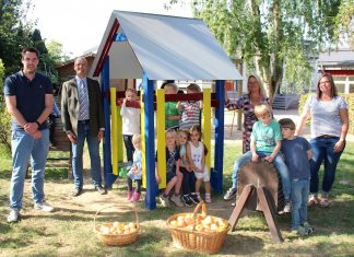 Ein frisch renoviertes Spielhaus und frische Äpfel für die Kinder in Metzkausen. Mit dabei: Lena Gebauer (Kita am Hoshof), Elke Völz (Kita Heilige Familie) Gregor Neumann und Jonas Beyer (Bürgerverein Metzkausen). Foto: Bürgerverein
