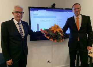 CDU-Chef Jan Heinisch gratuliert Landrat Thomas Hendele zum Wahlerfolg. Foto: CDU