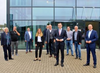CDU-Generalsekretär Paul Ziemiak (vorne), Bürgermeister Dirk Lukrafka (links von Ziemiak), Peter Beyer MdB (rechts außen), Martin Sträßer MdL (2. von rechts) und Mitgliedern der CDU Velbert beim Besuch der Firma Straka in Neviges. Foto: Büro Beyer