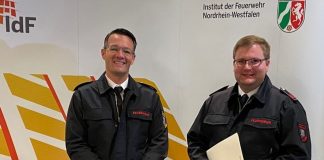 Matthias Mausbach (l.), stellvertretender Leiter der Feuerwehr, gratulierte Christoph Siegert zum bestandenen Lehrgang. Foto: Feuerwehr Mettmann