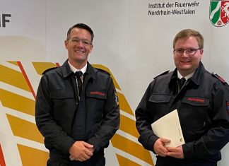 Matthias Mausbach (l.), stellvertretender Leiter der Feuerwehr, gratulierte Christoph Siegert zum bestandenen Lehrgang. Foto: Feuerwehr Mettmann