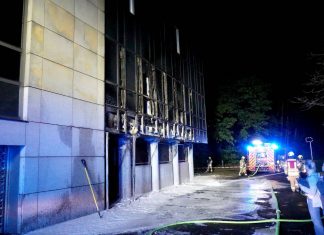 Die Fassade des Gebäudes wurde durch beschädigt. Foto: Feuerwehr Ratingen