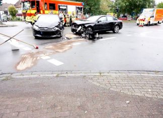 Unfall auf der Kreuzung von der Mülheimer Straße zum Hauser Ring: Zwei Autos krachten frontal zusammen. Foto: FW Ratingen