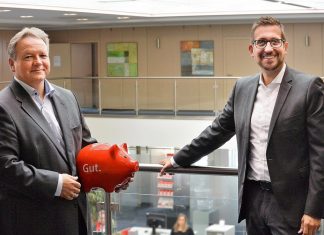 Kreissparkassen-Gebietsdirektoren Thomas Döring und Thomas Meuser freuen sich über den mit 272.000 Euro prall gefüllten Spendentopf für Kunst, Kultur, Schulfördervereine und Brauchtum: „Unsere Spenden kommen aktuell besonders gut an.“ Foto: Kreissparkasse