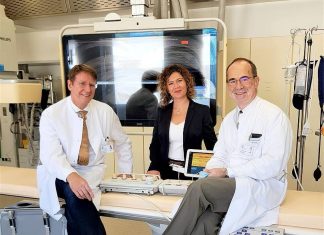 Chefarzt Dr. med. Georg Haltern (l.), mit Geschäftsführerin Jessica Llerandi Pulido und Chefarzt Dr. med. Lothar Scheuble im Herzkatheterlabor. Foto: EVK Mettmann