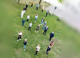 Auszubildende und Ausbilder formten für das Foto ein §-Zeichen. Foto: Finanzamt Velbert