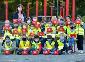 Die Schulanfänger der Grundschule Birth sind mit Warnwesten ausgestattet worden. Foto: BGN