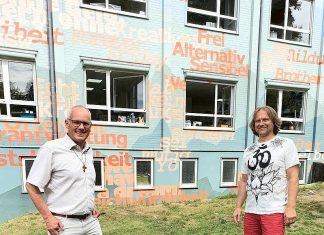 Landtagsabgeordneter Martin Sträßer (links) trifft Robert Freitag, Geschäftsführer der „Freien Aktiven Schule Wülfrath“ (FASW). Foto: PR Martin Sträßer MdL