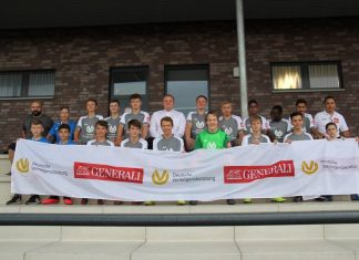 Die B3-Jugend des FC Mettmann 08 freut sich über die neuen Trikots. Foto: FC Mettmann