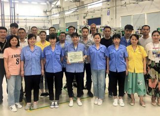 Das Kiekert Werk in China ist von General Motors ausgezeichnet worden. Hier im Bild Mitarbeiter der Produktion mit der Urkunde. Foto: Kiekert